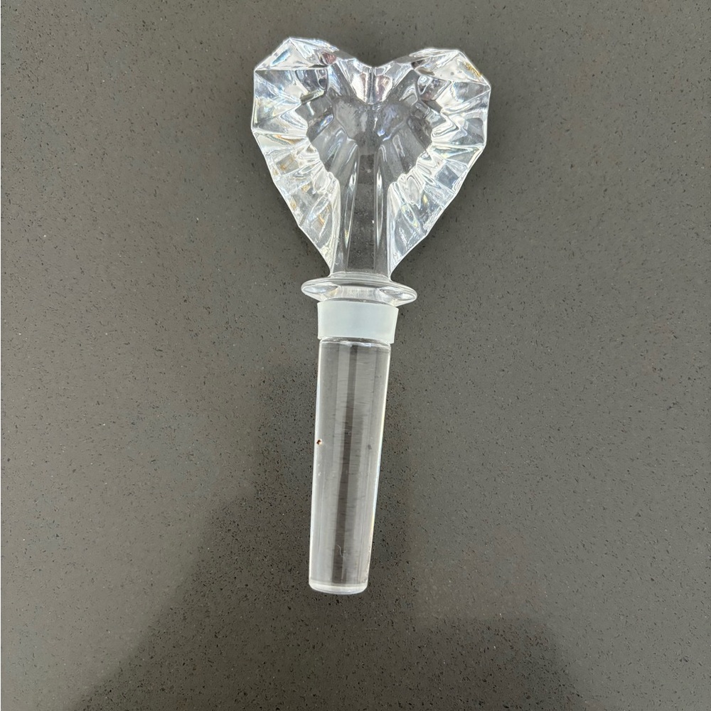 CRYSTAL HEART WINE STOPPER COMES WITH BLACK VELVET BAG